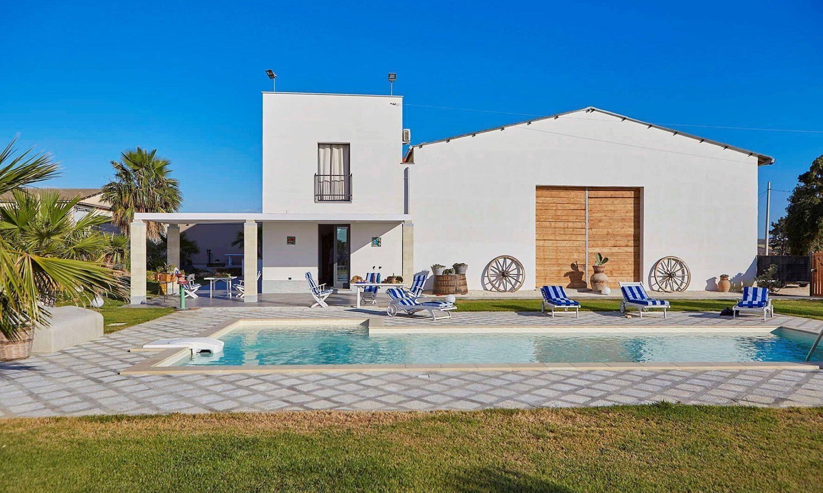 Paceco Villa | 2 Bedroom Luxurious Villa, Private Pool, Stunning Gardens, Sleeps 6, Air conditioning, Wifi