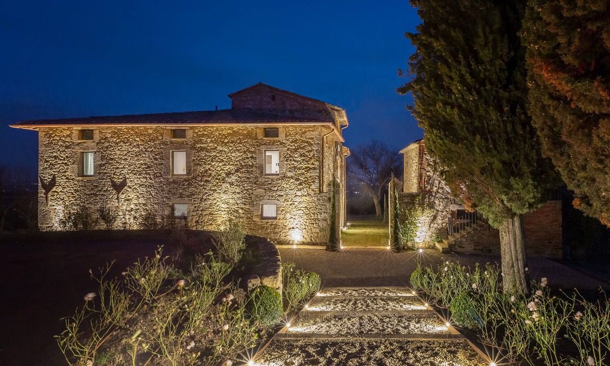 Sarteano House | A charming villa with 7 elegant suites located in the heart of Tuscany.