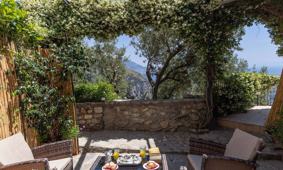 Piano di Sorrento Ski Chalet | AMORE RENTALS - Casa Assunta with Parking and Air Conditioning