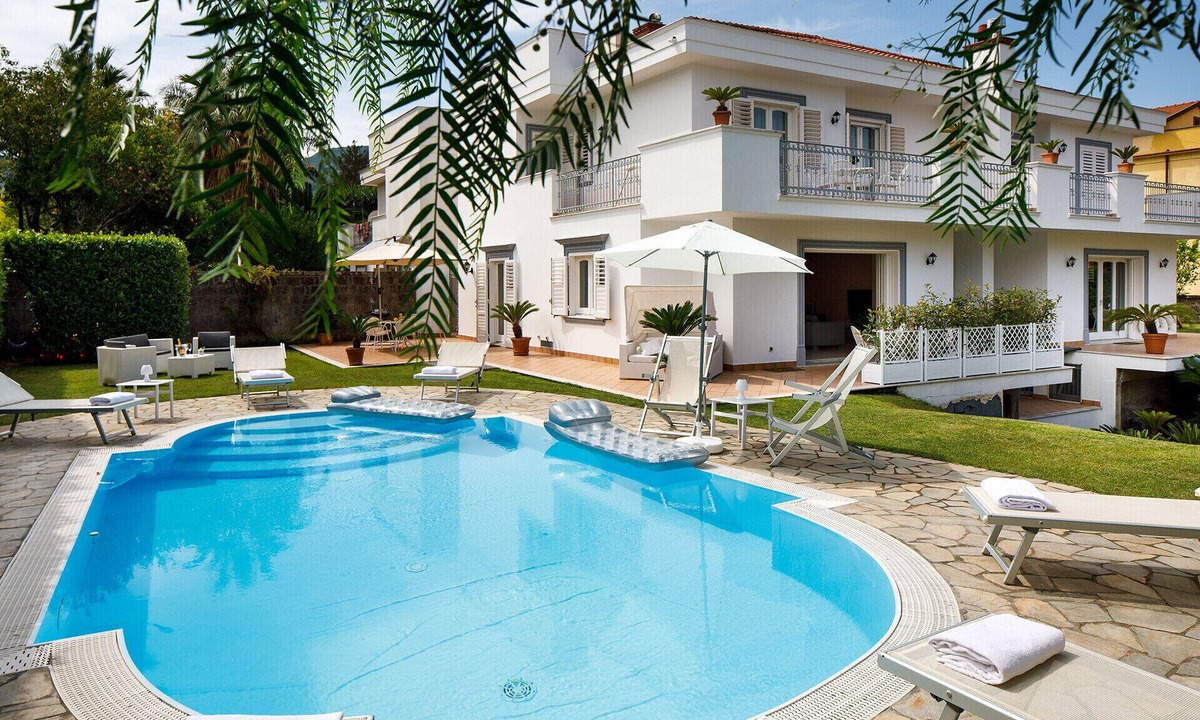 Sant'Agnello Villa | AMORE RENTALS - Villa Lia with Private Pool, Garden and Parking