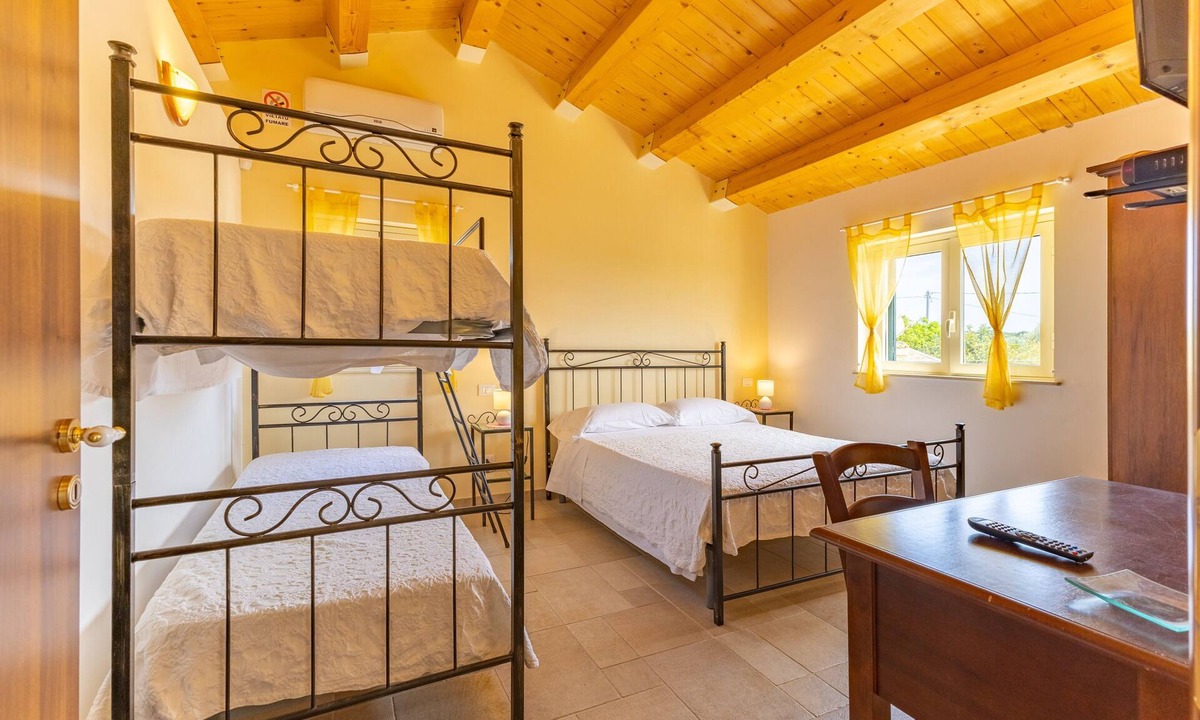 Pozzallo Apartment | Apartment 'Alla Corte Di Nonna Maria' with Sea View and Air Conditioning