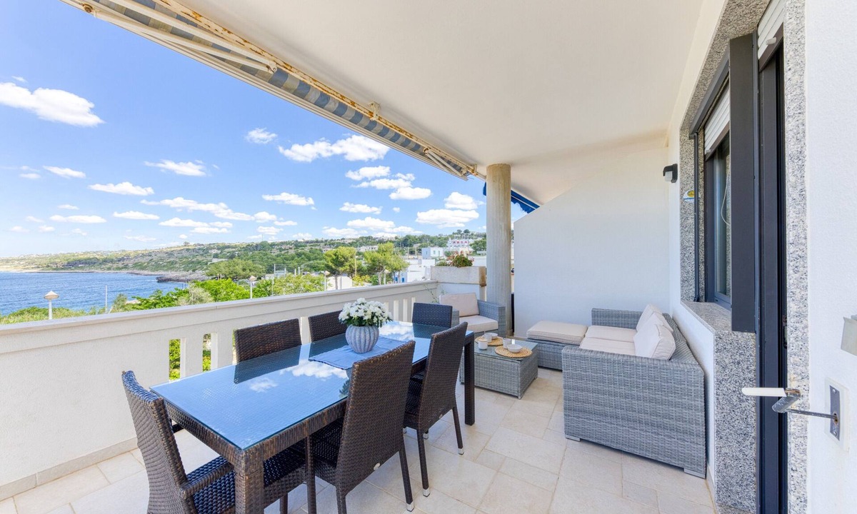 Marina San Gregorio Apartment | Apartment 'Baia Dei Sogni - Ariae' with Sea View, Wi-Fi and Air Conditioning