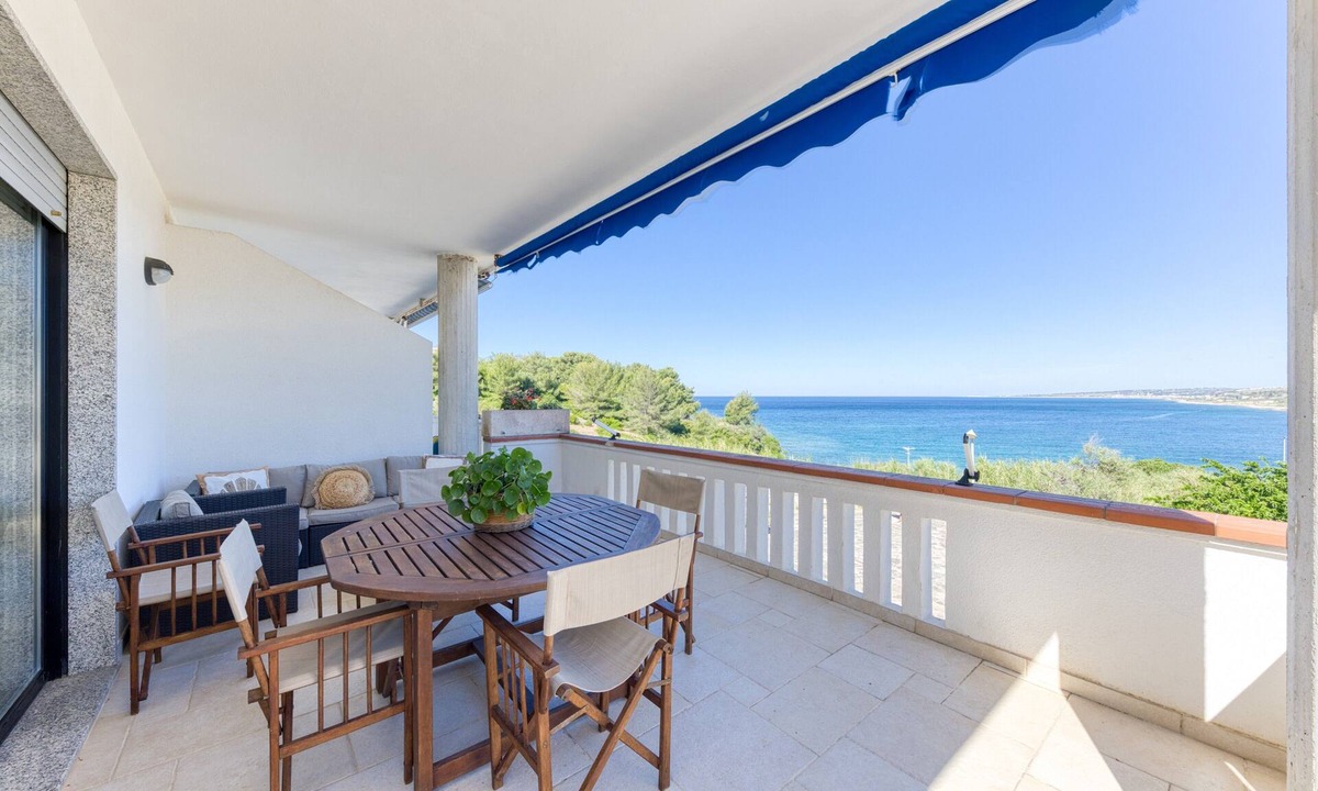 Marina San Gregorio Apartment | Apartment 'Baia Dei Sogni - Petra' with Sea View, Wi-Fi and Air Conditioning