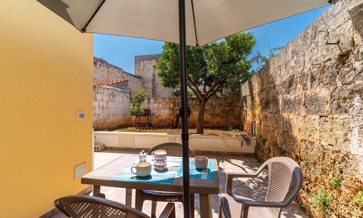 Acquarica del Capo Apartment | Apartment 'Casa Incanto' with Private Garden and Air Conditioning