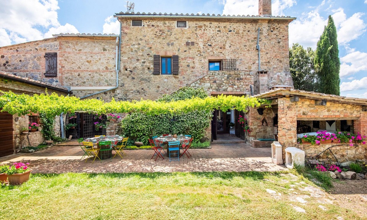 Murlo Apartment | Apartment 'Casa Rosa A Murlo' with Shared Pool, Wi-Fi, and Air Conditioning