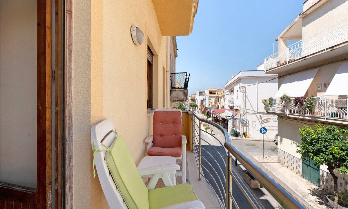 Trappeto Apartment | Apartment 'Casa Sole Mare' with Balcony, Wi-Fi and Air Conditioning