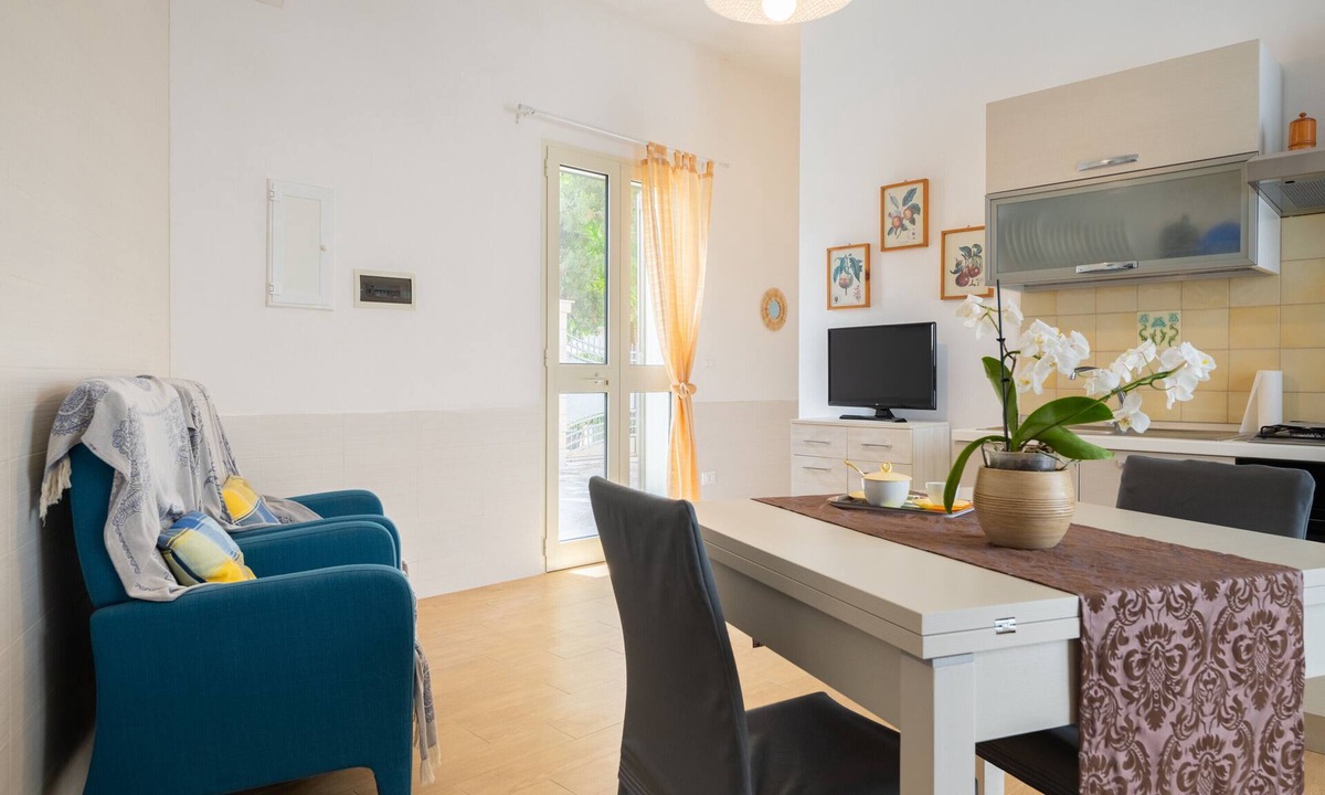 Torre Ovo Apartment | Apartment 'Casa Vacanza Torre Ovo' with Private Terrace, Wi-Fi and Air Conditioning