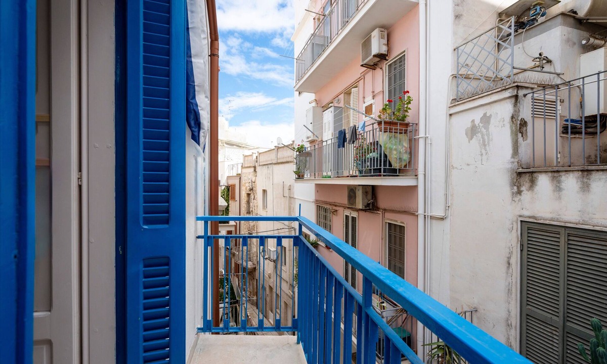 Mola di Bari Apartment | Apartment 'Dimora Don Gabriele' with Balcony and Air Conditioning