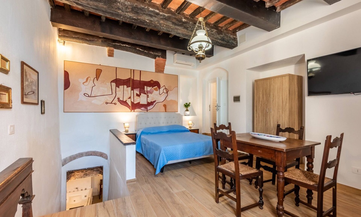 Vescovado Apartment | Apartment 'Edera - Antiche Dimore' with Shared Pool, Wi-Fi and Air Conditioning