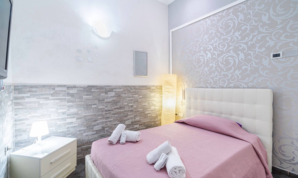 Avola Apartment | Apartment 'Giorgia' with Balcony, Wi-Fi and Air Conditioning