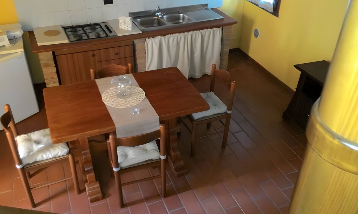 Giugnano Apartment | Apartment 'Il Gelsomino' with Shared Pool, Wi-Fi and Air Conditioning