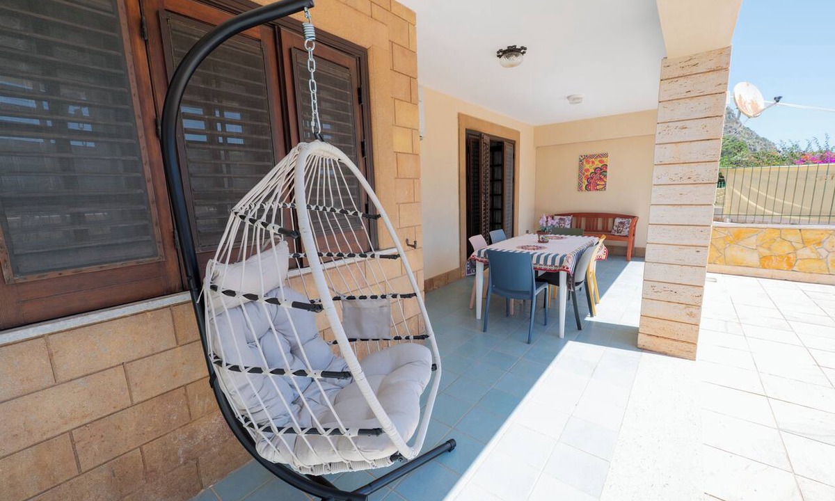 Capo Zafferano Apartment | Apartment in a villa just a stone's throw from the sea