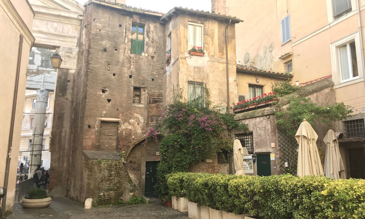 Rione XI Sant'Angelo Apartment | Apartment in the heart of Ancient Rome, with separate entrance.
