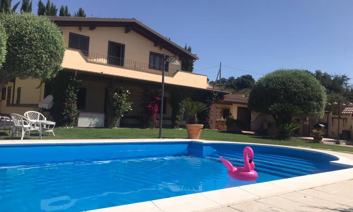 Rome Apartment | Apartment in villa with swimming pool, hydromassage, garden