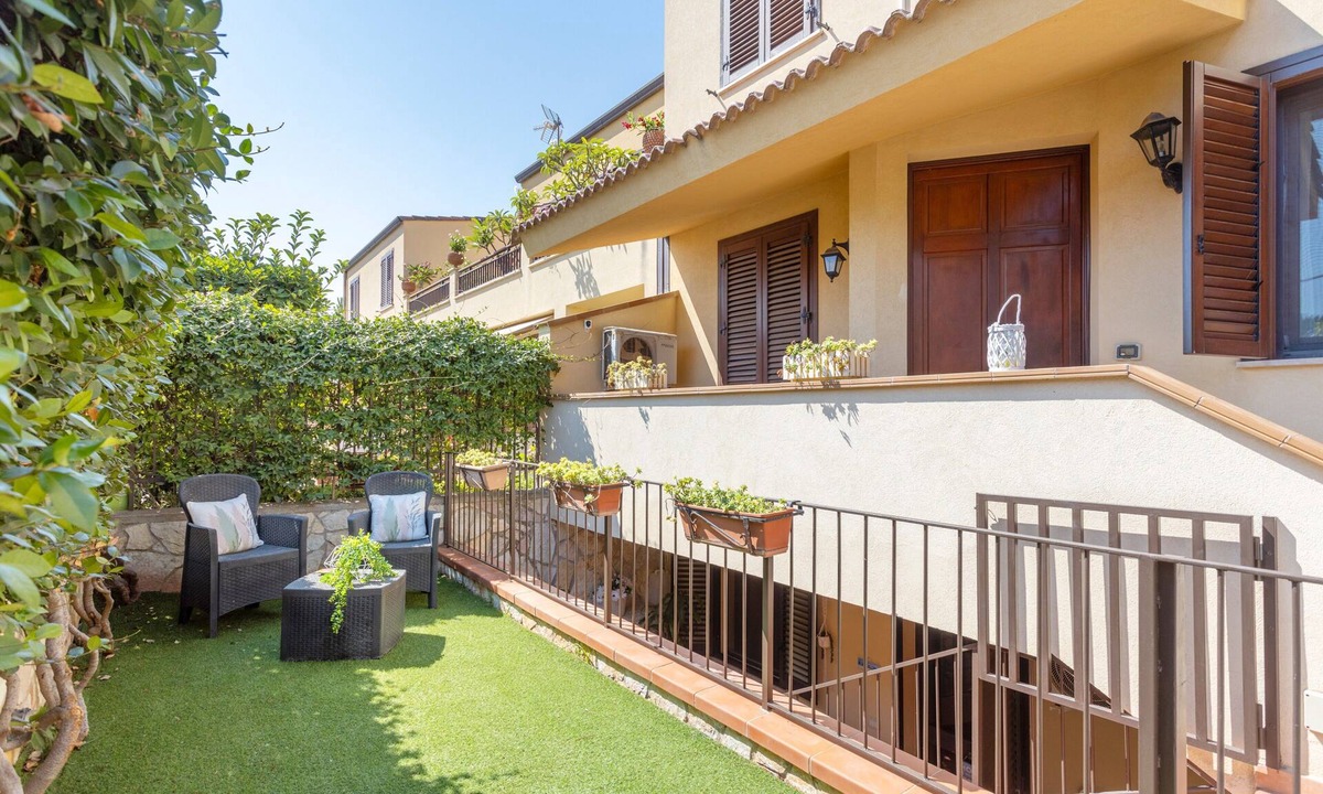 Partanna Apartment | Apartment 'La Casa Di Alina Mondello' with Private Garden, Wi-Fi and Air Conditioning