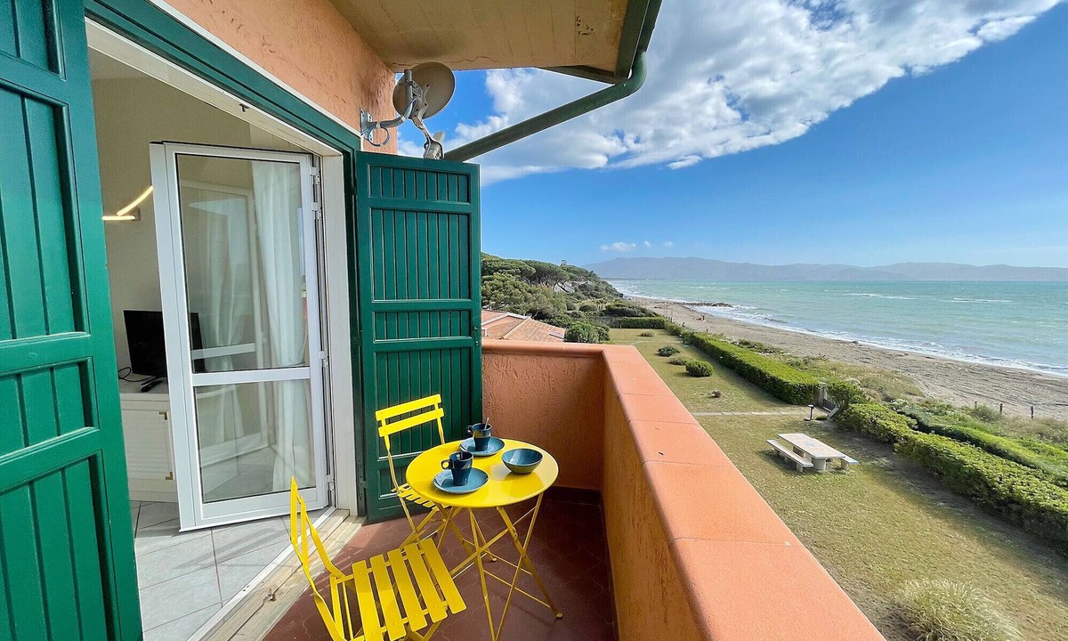 Saline Sadun Apartment | Apartment La Ginestra directly on the beach