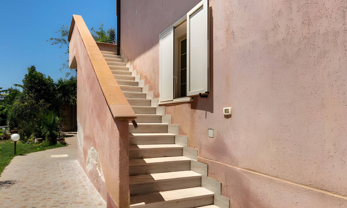 Brindisi Apartment | Apartment 'Rosa Dei Venti' with Shared Pool, Wi-Fi and Air Conditioning