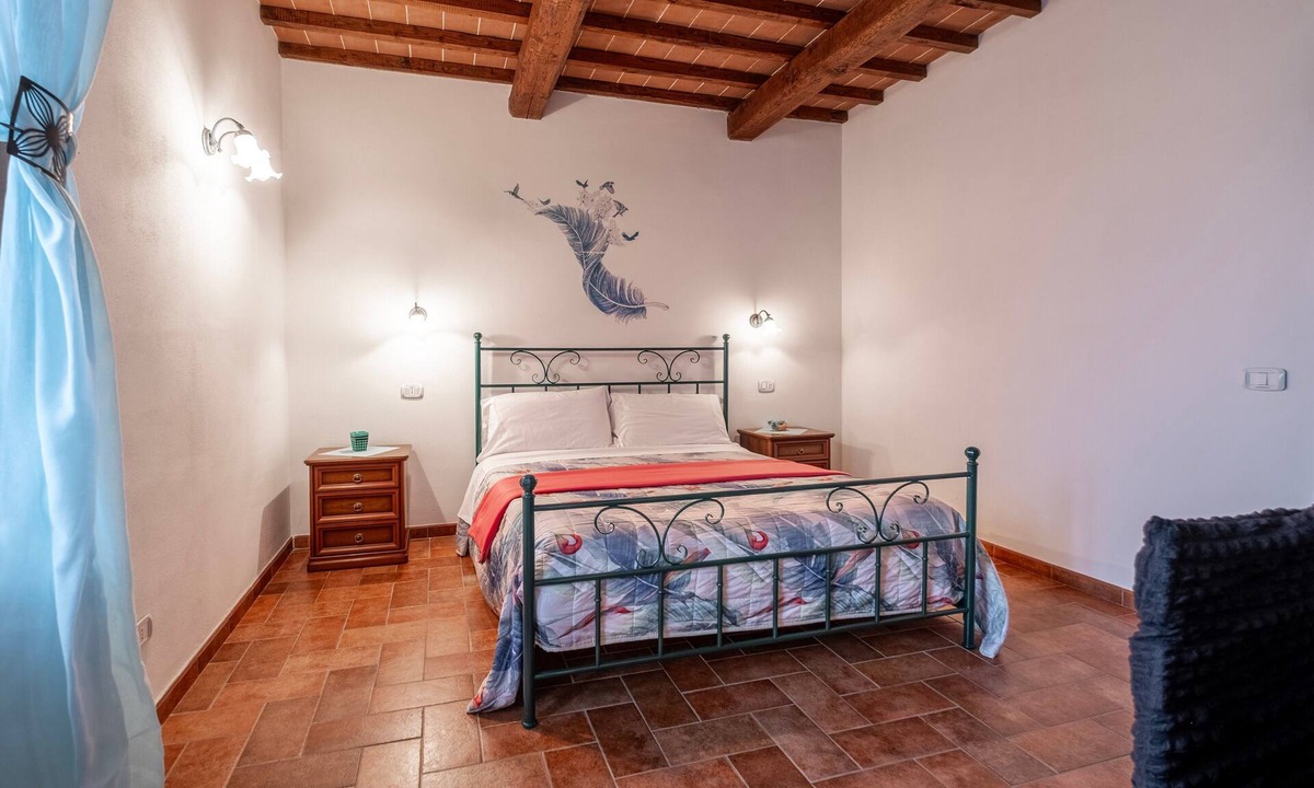 Catabbio Apartment | Apartment 'Tiffany' with Shared Pool and Garden