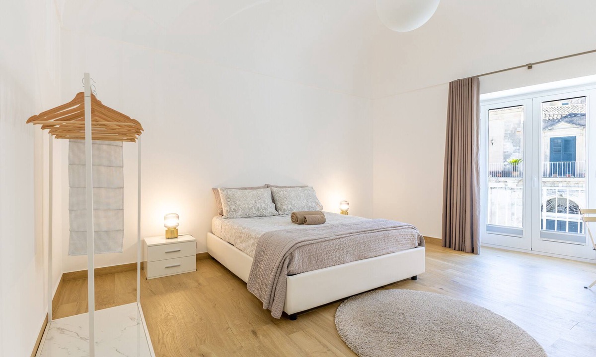 Casa Papa Apartment | Apartment 'Vico21 in the Center of Modica' with Balcony, Wi-Fi and Air Conditioning