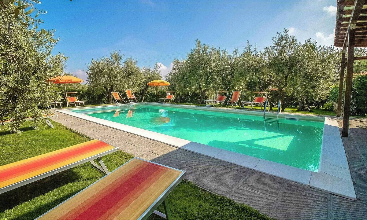 Cascine-La Croce Apartment | Apartment with pool and private terrace in Tuscany