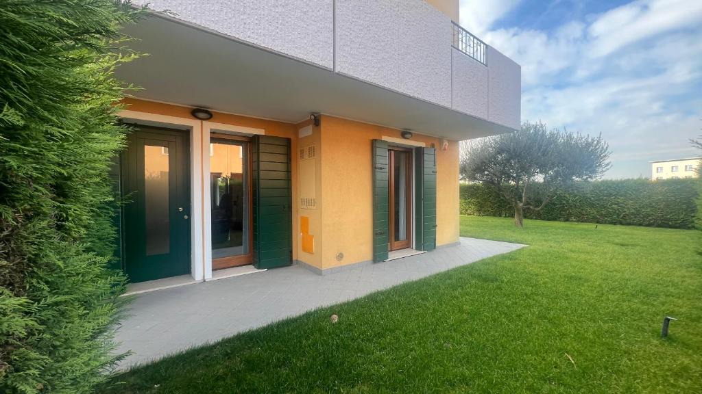 Cazzago Apartment | Apartment Yana