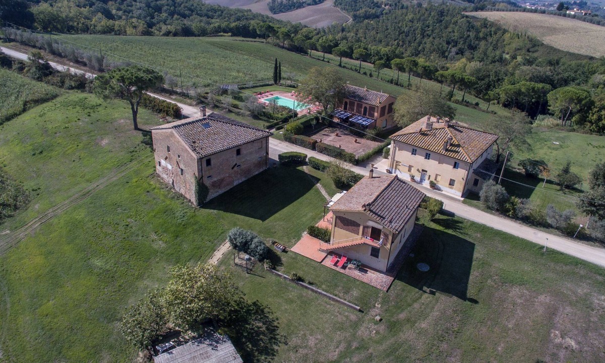 Castelfiorentino Apartment | Apricot – 3 Bedroom Apartment with Castle View and Panoramic Pool