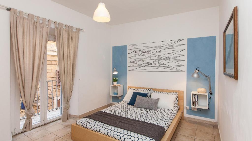 Roman Ghetto Apartment | Arenula Balcony