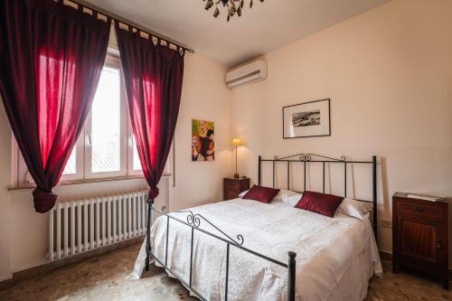 Senigallia Bed & Breakfast | B&B Casa Fuori Casa - 200 mt dal casello autostradale, parcheggio gratuito, garage moto