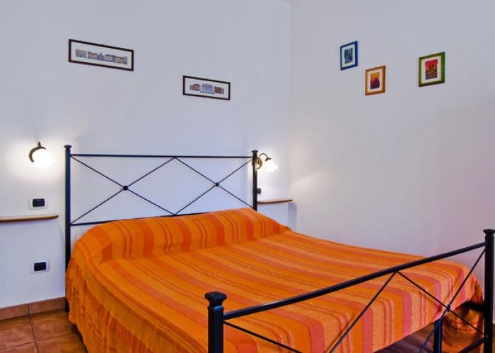Cinecitta Apartment | B & B in Rome ANCIENT PIPE Orange Room