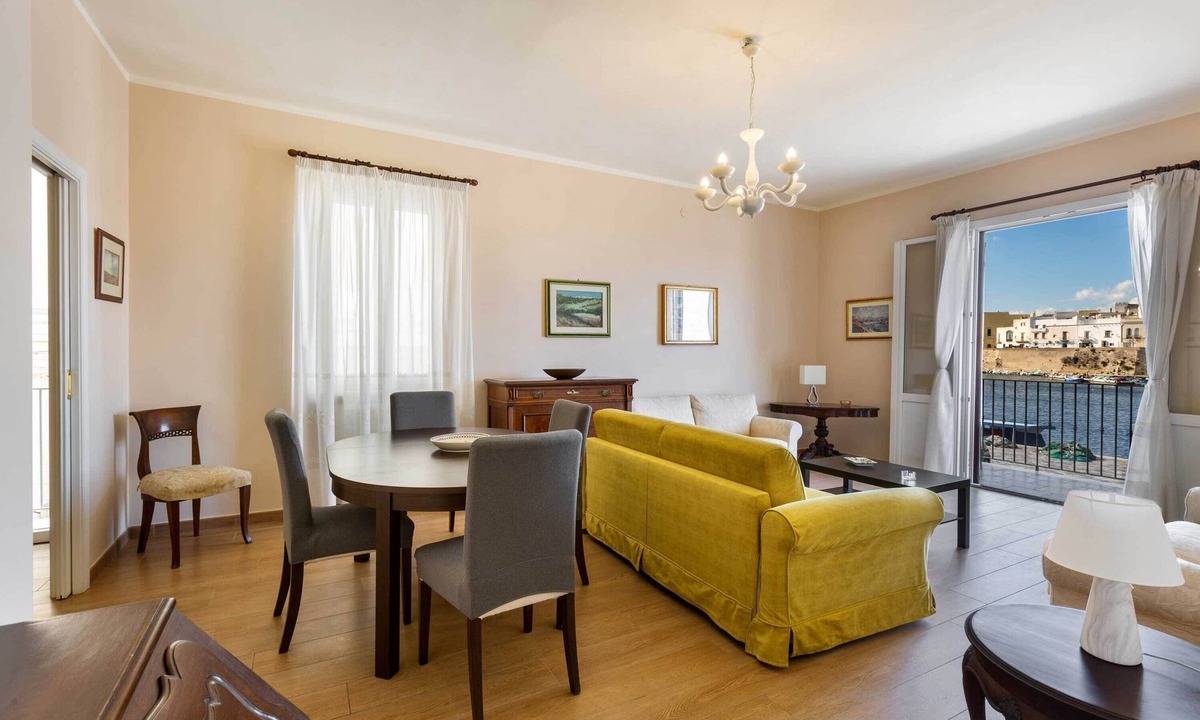 Il Monte Apartment | Balconcino sul Rivellino by BarbarHouse