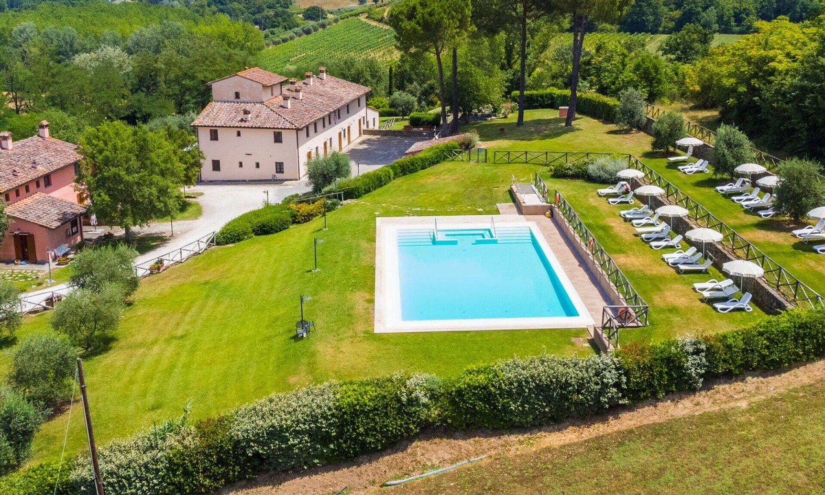 Castelfiorentino Villa | Beautiful apartment in villa for 4 guests with pool, WIFI, A/C, TV, terrace and pets allowed