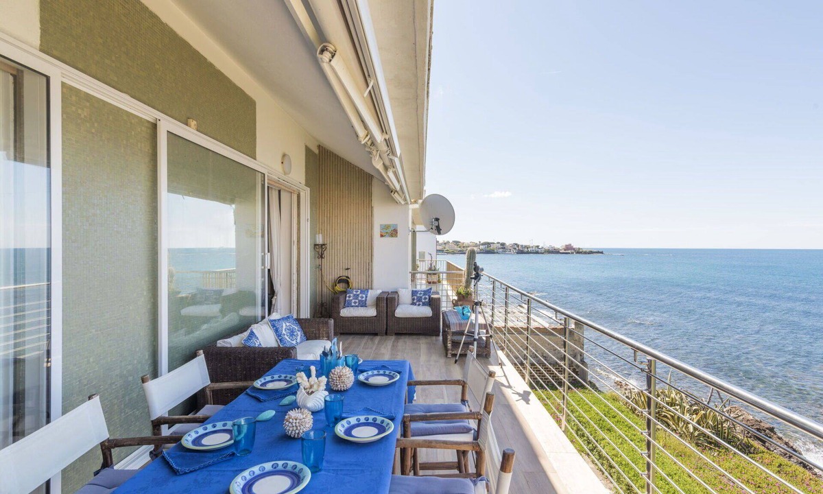 Civitavecchia Apartment | Beautiful apartment for 7 people with WIFI, TV, terrace and pets allowed