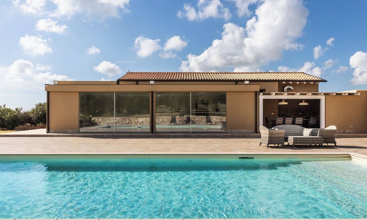 Avola Villa | Beautiful private villa for 6 guests with A/C, WIFI, private pool, TV and panoramic view