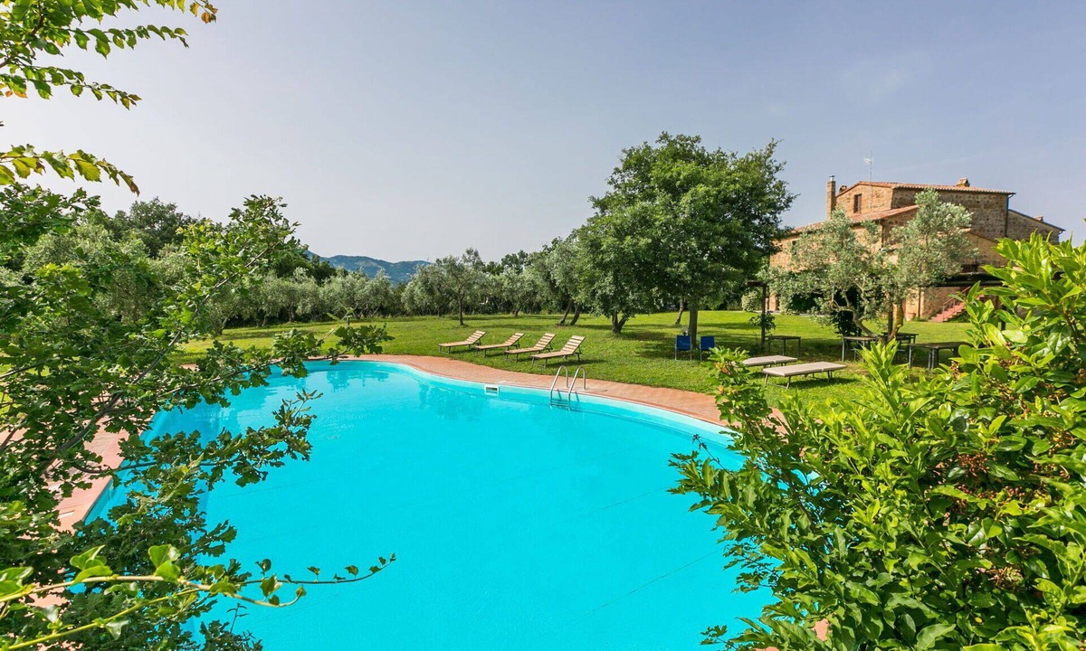 Sorano House | Beautiful private villa for 20 people with WIFI, private pool, patio and pets allowed