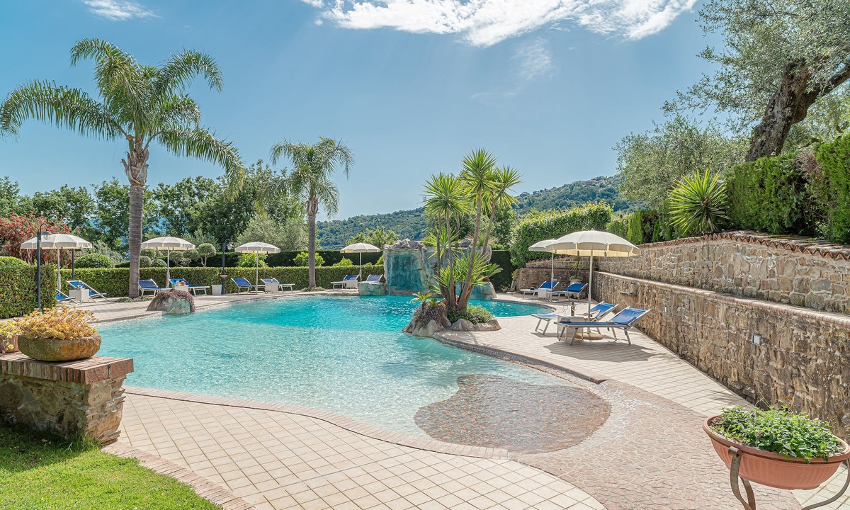 Laureana Cilento Apartment | Beautiful villa surrounded by a large garden