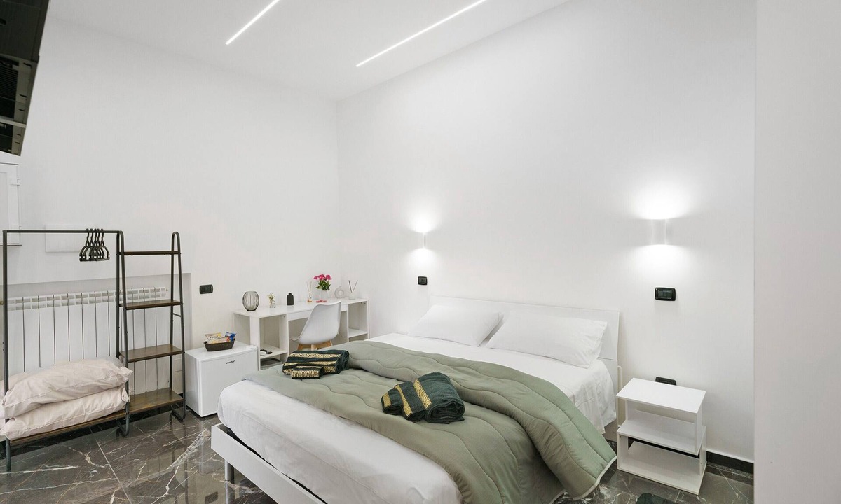 Mercato San Severino Apartment | Black White Room – Queen Standard