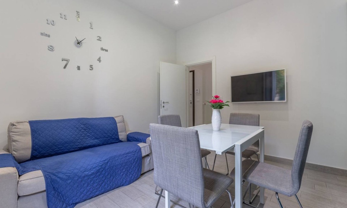 Bolognina Apartment | Bright and cozy apartment that comfortably accommodates 4 people, with two bedrooms and a bathroom. The accommodation is located in the Bolognina district, an area just outside the center and equipped with all services. The location is quiet and convenie