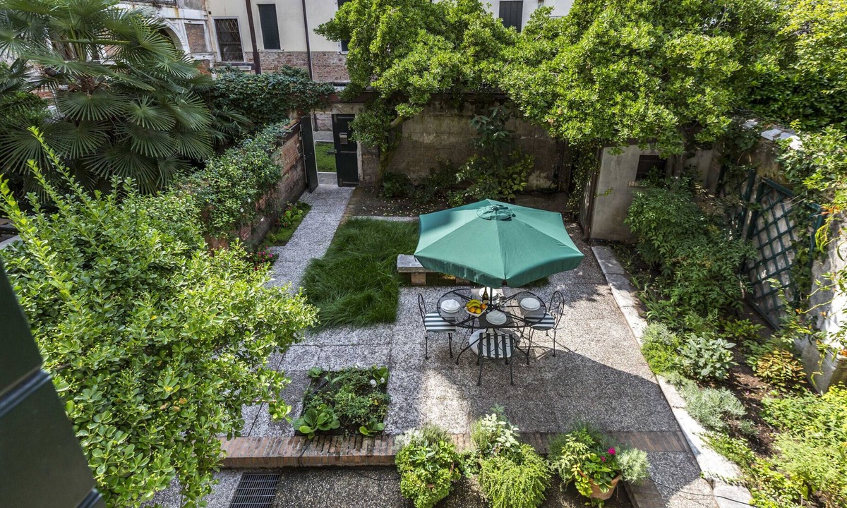 Dorsoduro Apartment | Ca' Carmini with Private Garden