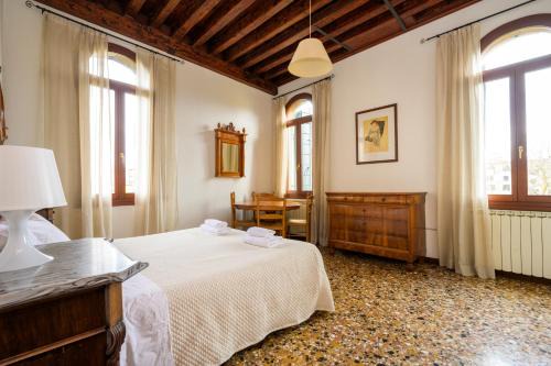 Dorsoduro Apartment | Ca' San Trovaso by Sarlux