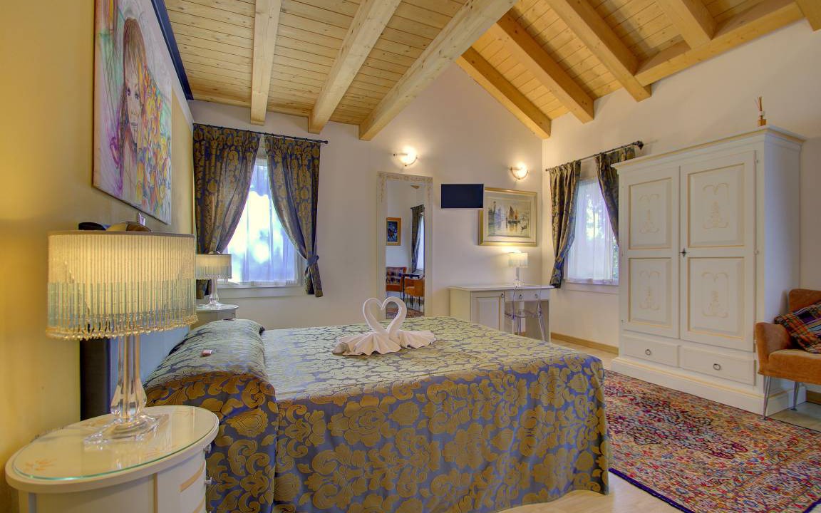 Oriago Apartment | CADIFIORE-B & B12 - room w / bath in Country house riverside, parking in private parc