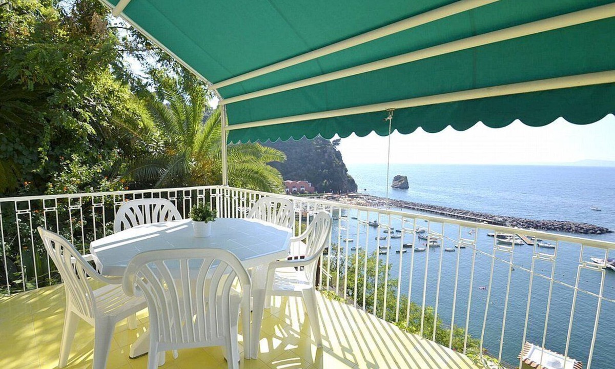 Vico Equense House | Casa Andreina A: A pleasant and spacious independent house which faces the sun and the sea, with Free WI-FI.