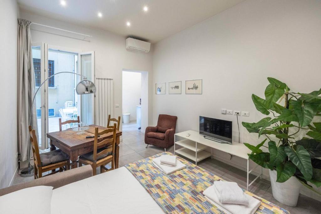Historic Center Apartment | Casa dei Fiori, Bologna by Short Holidays