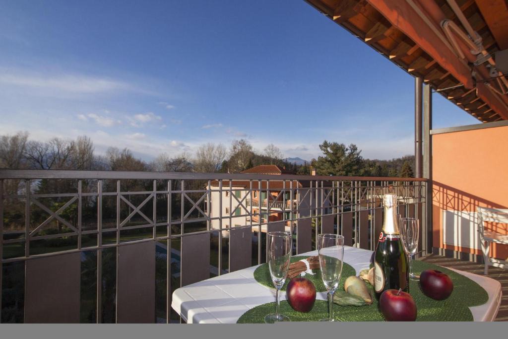 Sasso Moro Apartment | Casa Fiorita: Leggiuno 100 meters from lake Apartment with shared Pool - Happy Rentals