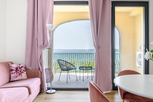 Marta Apartment | Casa Vacanze Maddalena - Palazzetto sul lago - Diamante Rosa
