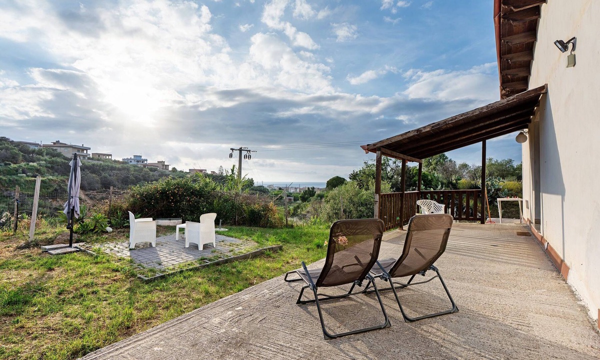 Partinico Villa | Casa Valle Fondi with Garden Just Steps from the Sea