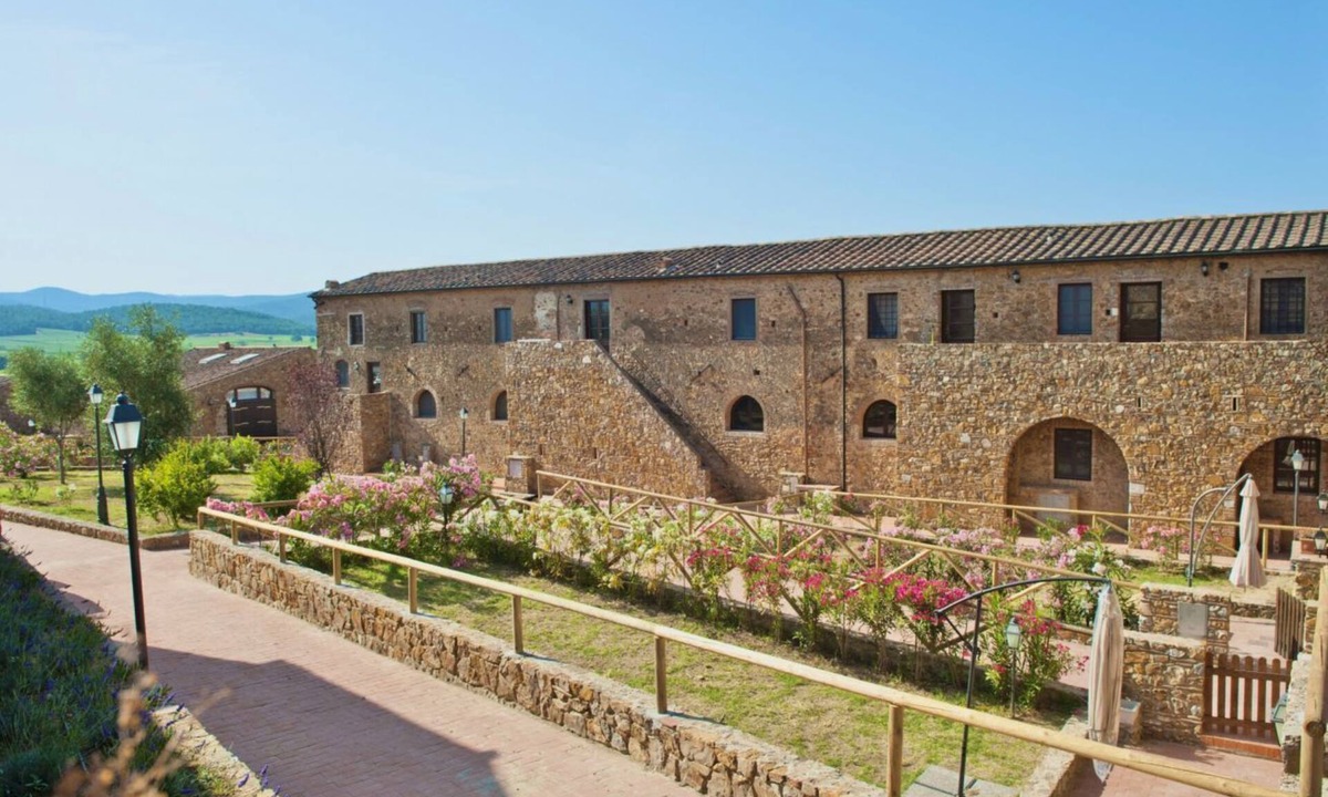 Casalappi Apartment | Casalappi two-bedroom 3-bedroom apartment in hamlet with pool