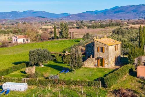 Pitigliano House | Casale Le Sorgenti - Farmhouse with Pool for 8