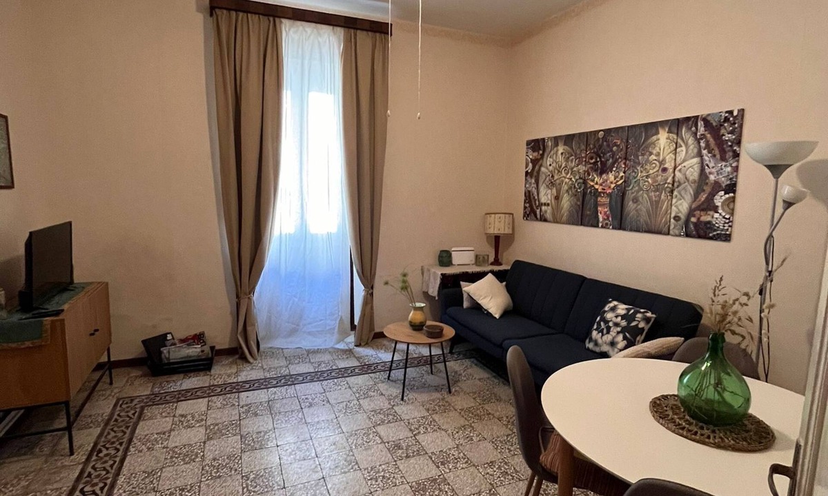 Marta Apartment | Central apartment a stone's throw from the lake "La Vattutella" Marta