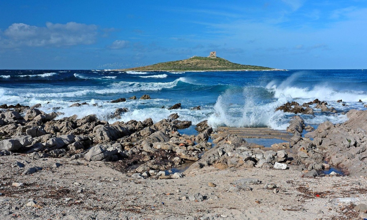 Carini Villa | Chez Silvia Family Affordable Villa By The Sea The villa stands in a strategic