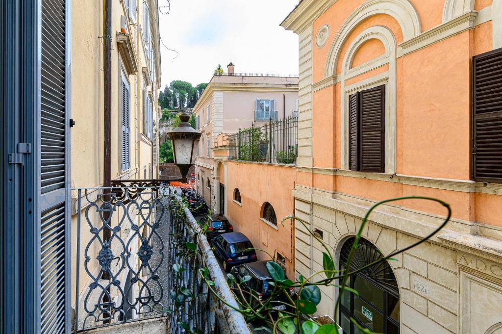 Campitelli Apartment | Colosseum Apartment with Terrace by NDP rent
